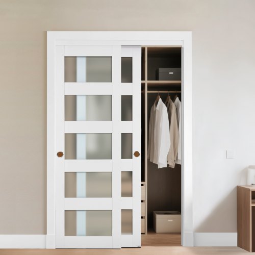 

VEVOR Puerta Corrediza de Armario, para Huecos de 1219 x 2032 mm, Puerta Doble de 5 Paneles de Vidrio Esmerilado con Kit de Herrajes, Madera Maciza y MDF, Superficie de PVC Impermeable, Blanco